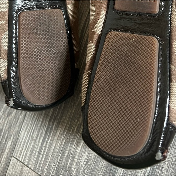 Coach Hellen 'C' logo driving buckle loafers in brown canvas/patent. Size 8.5 - Picture 8 of 9